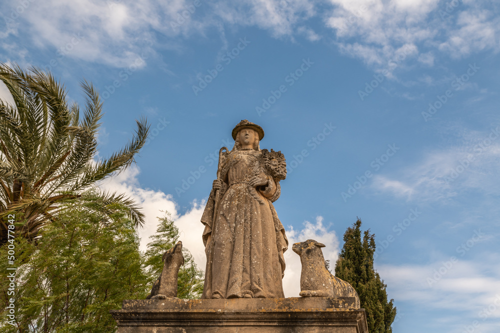 Eine Hirtin mit einem Schaf   auf einem Grabstein auf einem Friedhof  der Insel Mallorca