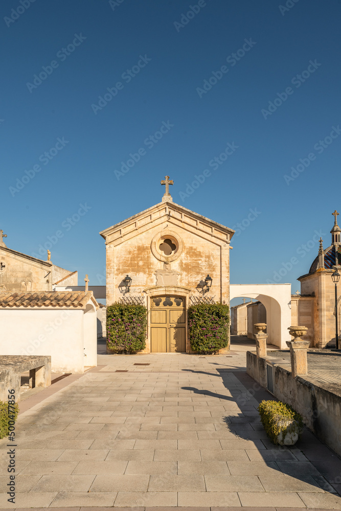 Frontansicht einer Friedhofskapelle auf einem Friedhof  der Insel Mallorca