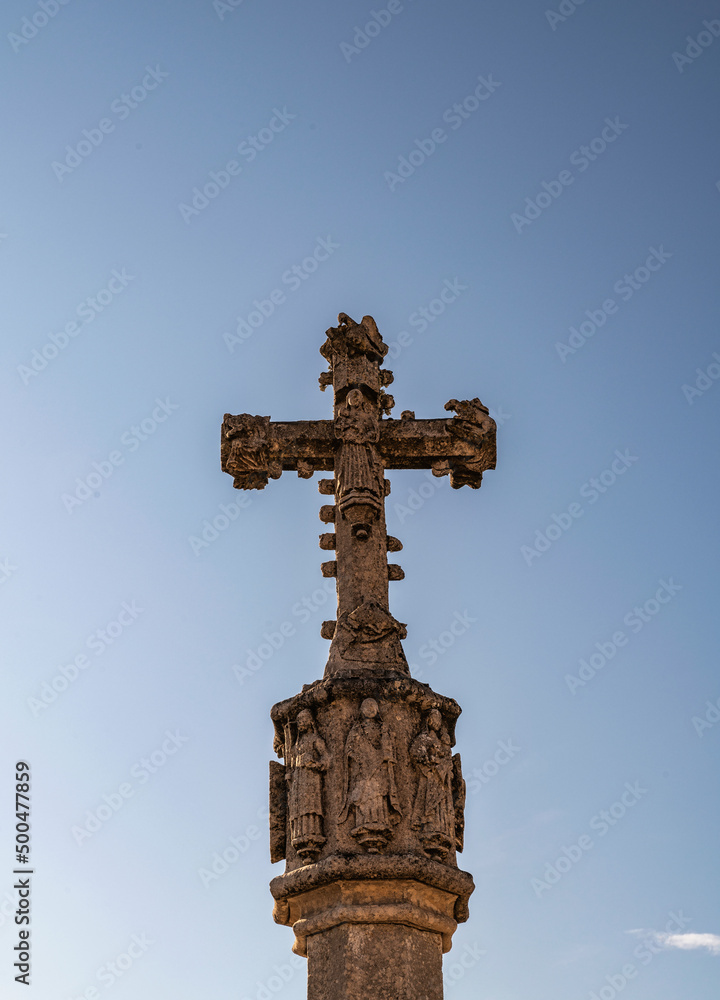 altes Steinkreuz auf einem Friedhof  der Insel Mallorca