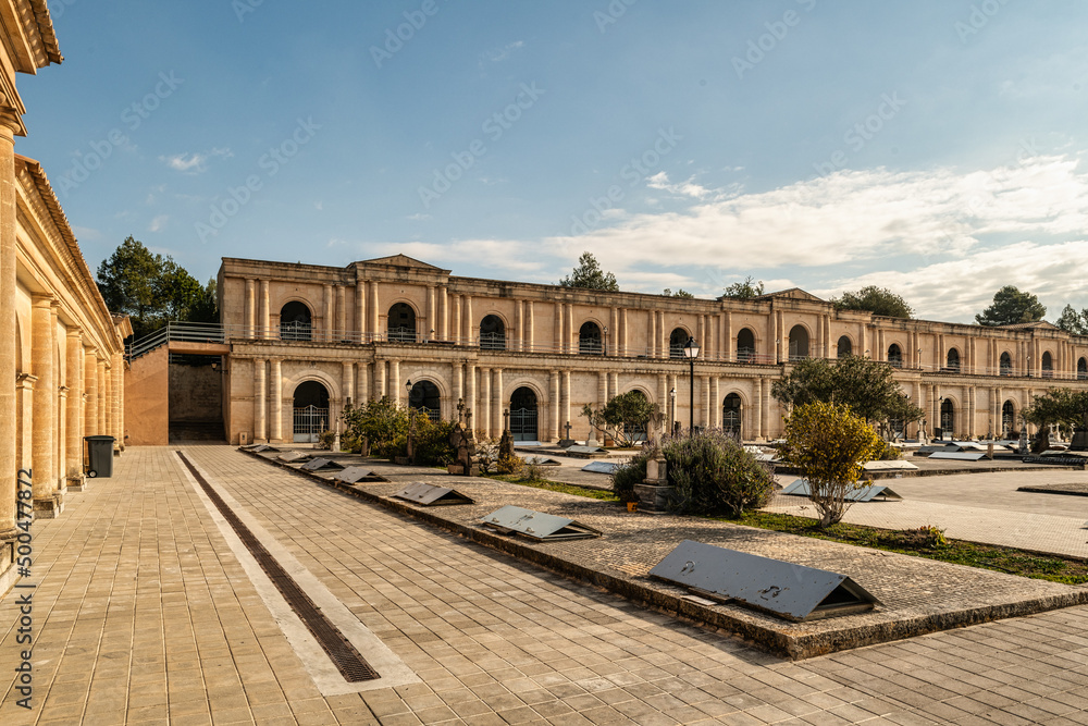 Grabstätten auf zwei Etagen auf dem Friedhof in Manacor auf Spaniens Insel Mallorca