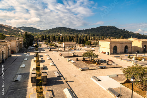 Ansicht von oben auf dem Friedhof in Manacor auf Spaniens Insel Mallorca