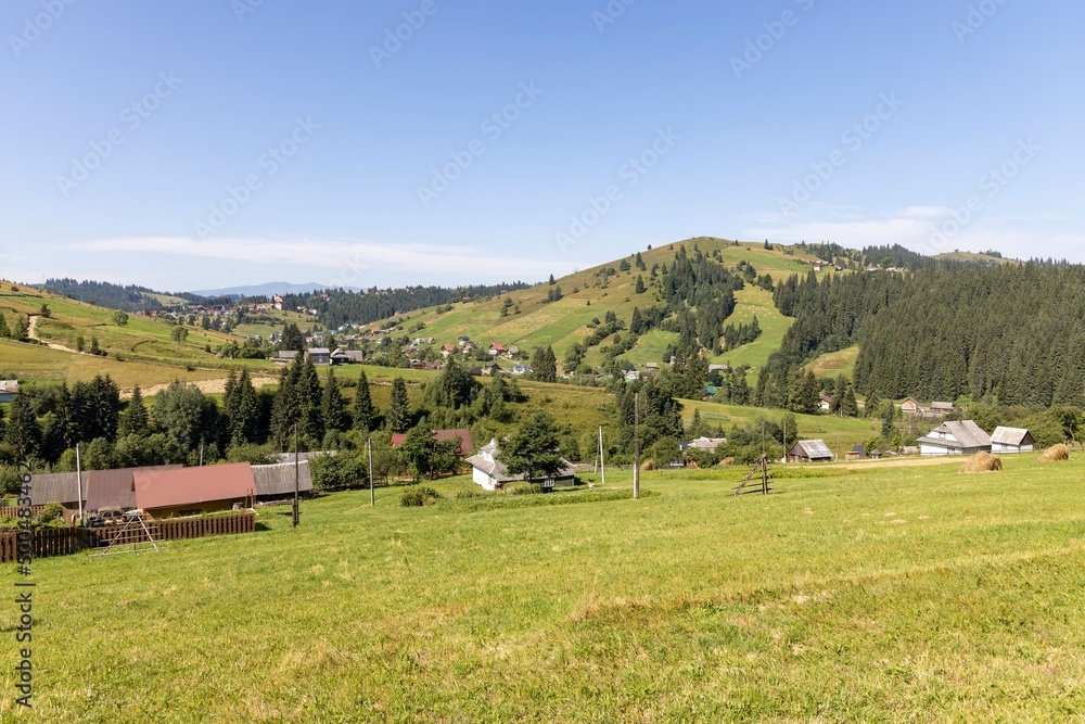 Obraz premium Buildings in a settlement in the mountainous Carpathians.