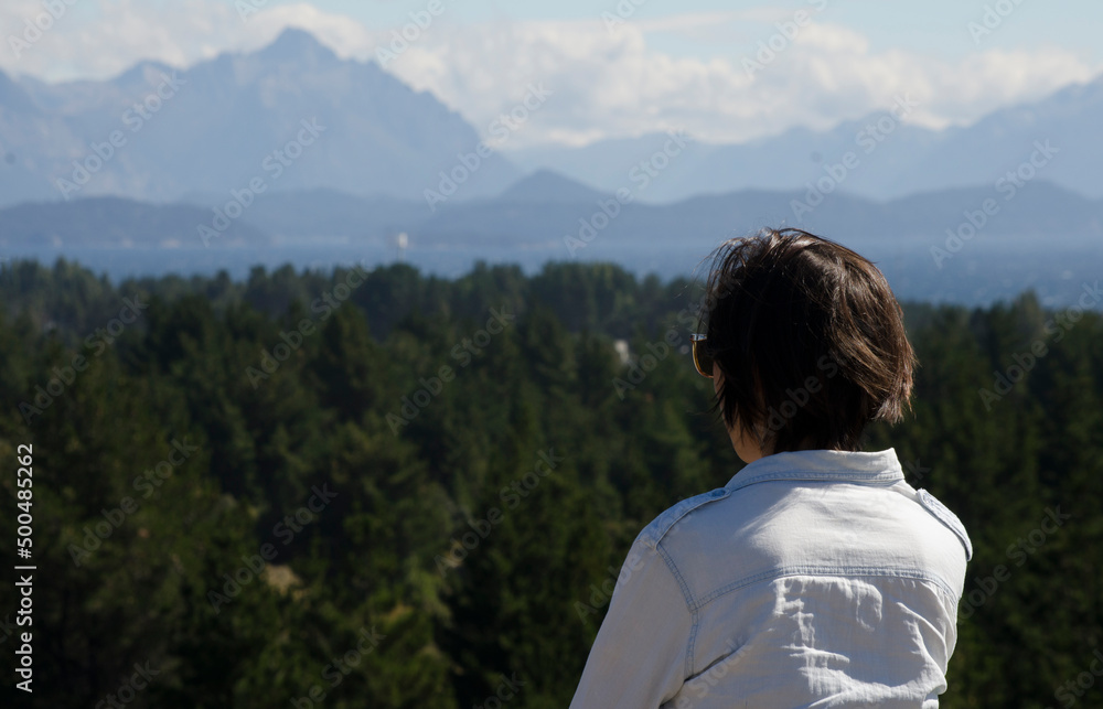 woman with her back looking at the landscape. with sunglasses