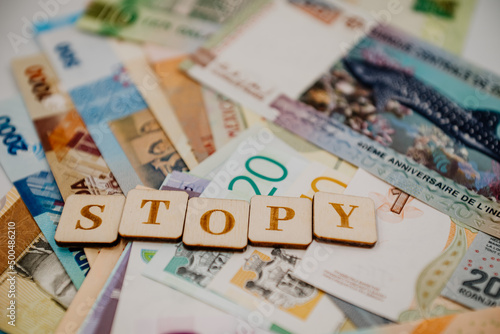 Napis stopy na tle banknotów