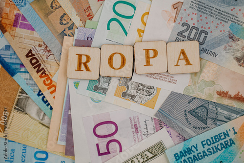 Obraz na płótnie Napis Ropa na tle banknotów
