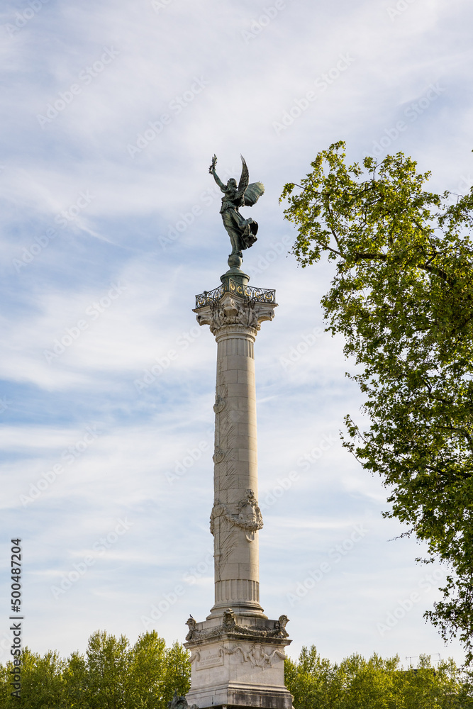 Statut au sommet de la colonne du Monument aux Girondin sur la Place des Quinconces à Bordeaux (Nouvelle-Aquitaine, France)