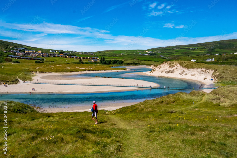 Fototapeta premium Blauer Fluss mit Sandstrand in einer bergigen Landschaft