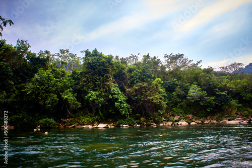 hermoso río verde esmeralda con un bosque tropical y un cielo nublado con rayos de sol entre las nubes en el río filobobos en veracruz 