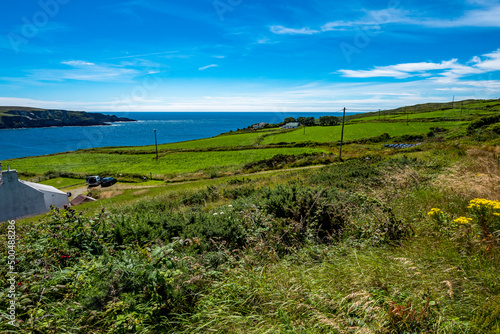 Bucht in Irland mir grüner Landschaft