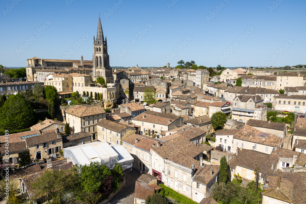 Vue sur Saint-Emilion depuis le sommet de la Tour du Roy (Nouvelle-Aquitaine, France) Vue sur Saint-Emilion depuis le sommet de la Tour du Roy (Nouvelle-Aquitaine, France)