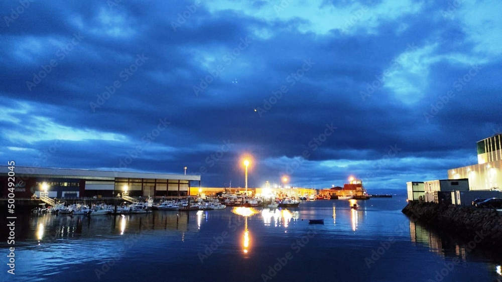 Visión nocturna del puerto de Burela, Galicia