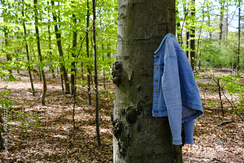 Eine Jacke hängt im Wald © Karsten