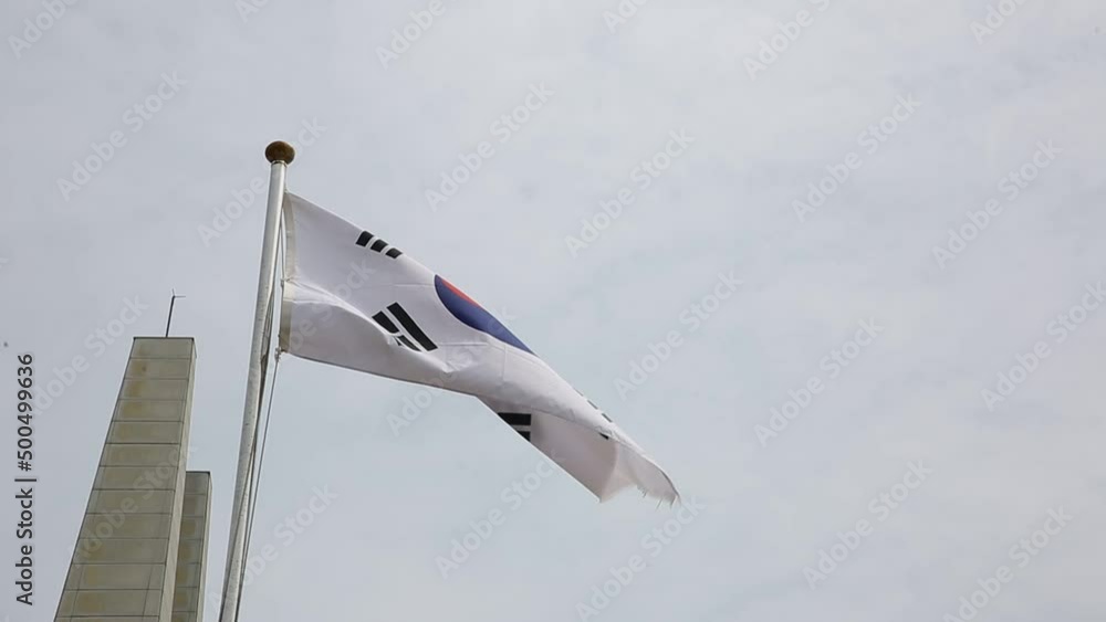 자유를 위해 희생한 순국선열을 위해 휘날리는 태극기 자유를 위해 희생한 순국선열을 위해 휘날리는 태극기