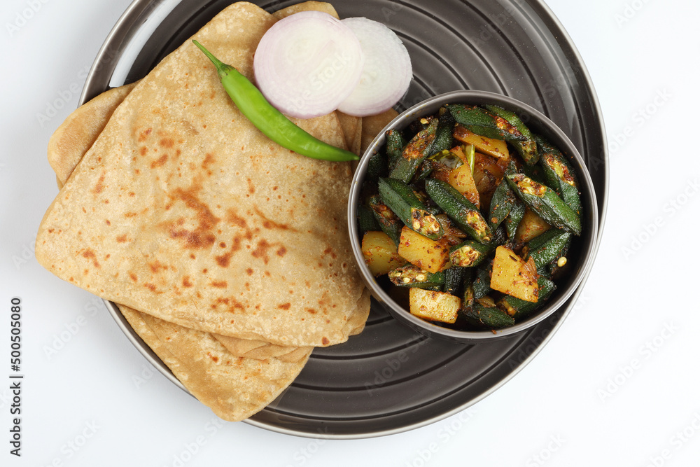 Foto de Bhindi masala or ladies finger fry curry with Aloo bhindi or