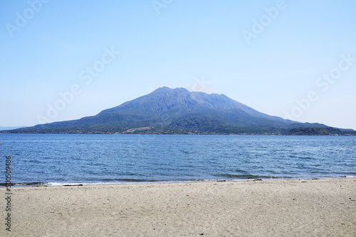 迫力のある桜島を眺める磯海水浴場