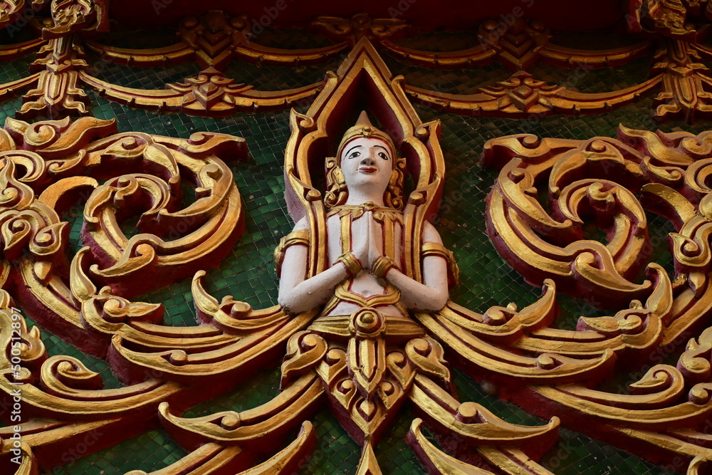 décoration bouddhiste à l'entrée d'un temple en Thaïlande