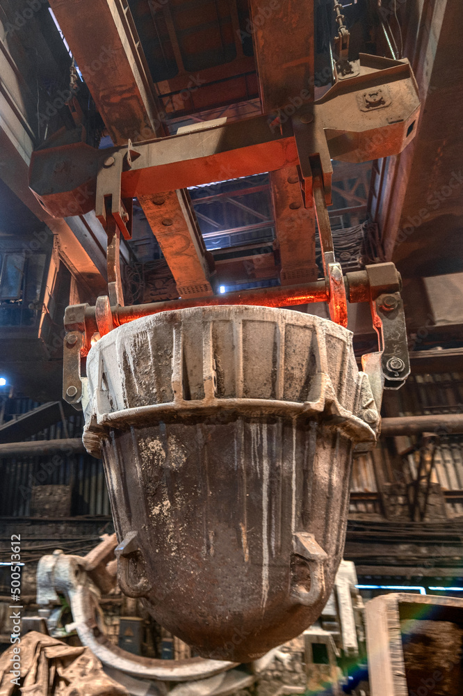 Special metallurgical ladles. Bucket transportation by overhead crane