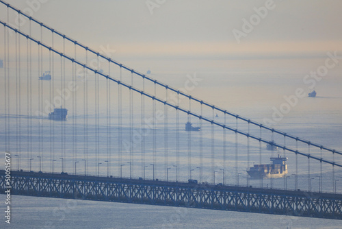 旗振山から見た明石海峡大橋と船