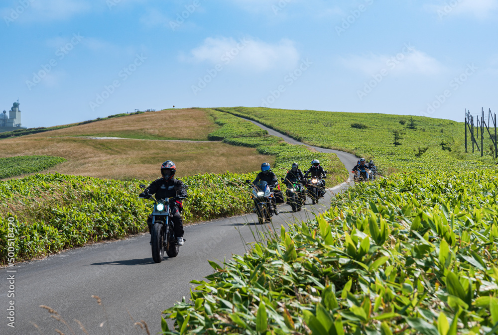 Obraz premium 夏の宗谷丘陵 白い道のイメージ 北海道稚内市