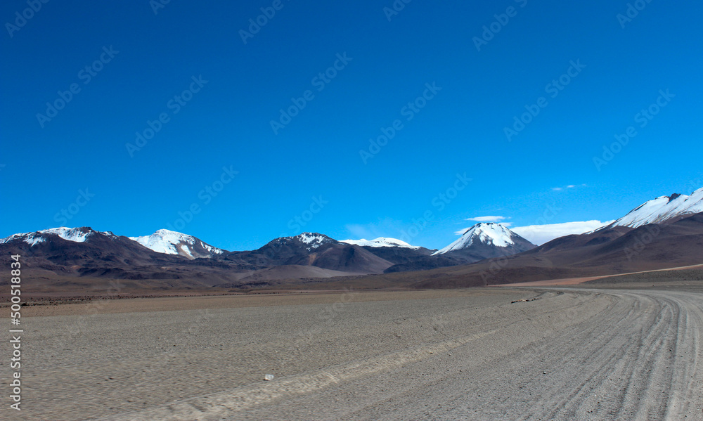 Estrada no deserto do altiplano andino, próximo a Uyuni, Boliva