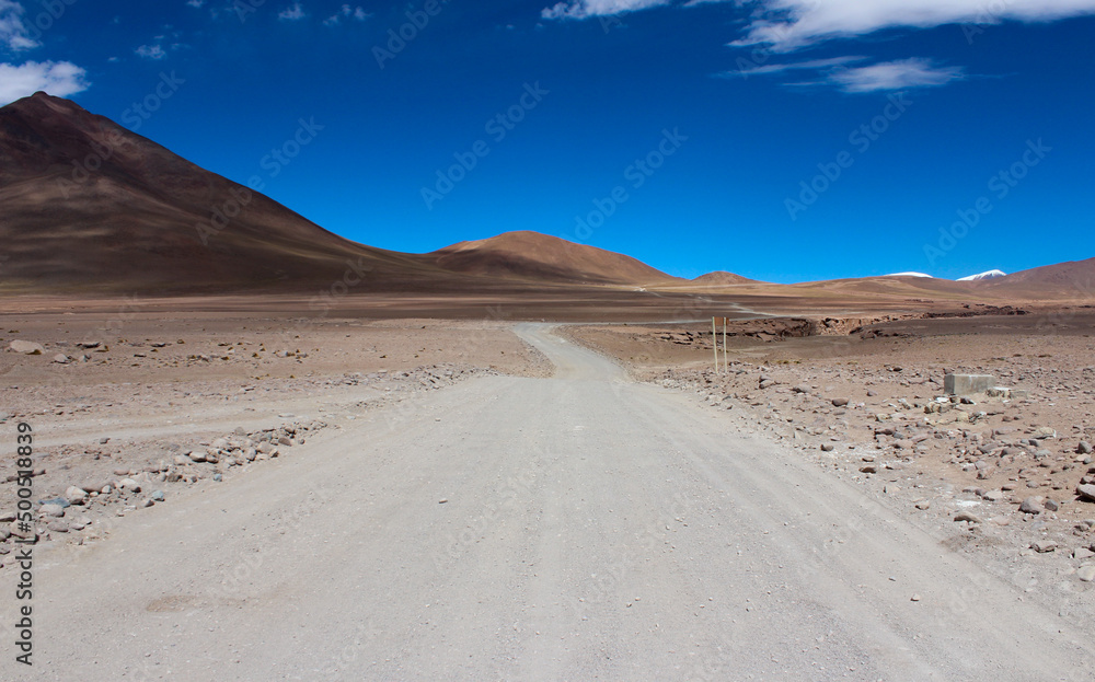 estrada que corta o deserto do altiplano boliviano