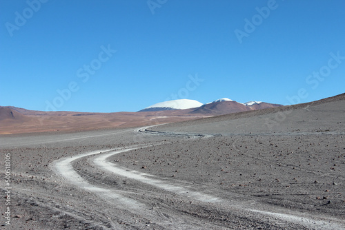 Estrada no altiplano boliviano, região desértica próxima a Potosi