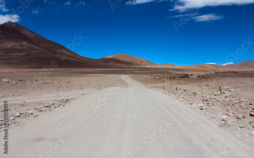 estrada que corta o deserto do altiplano boliviano photo