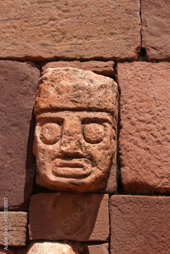 Escultura de um rosto nos muros de pedra das ruinas de Tiwanaco, na Bolivia photo