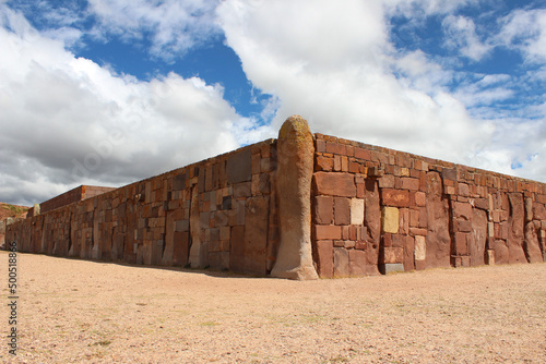 Muros do templo de Kalassasaia em Tiwanaco, cultura pré-colombiana. photo