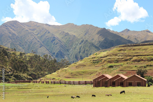 Ollantaytambo, vale sagrado inca , formado pelo rio Urubamba photo