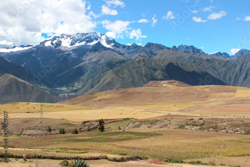 Vale Sagrado, Peru, vista de montanhas cobertas de neve da cordilheira dos Andes photo
