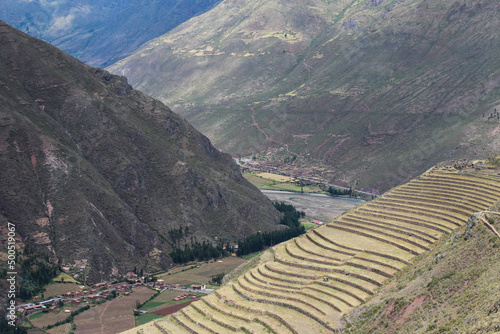 Vale sagrado, ao fundo o rio Urubamba e plantgações em terraços nas costas das montanhas. photo