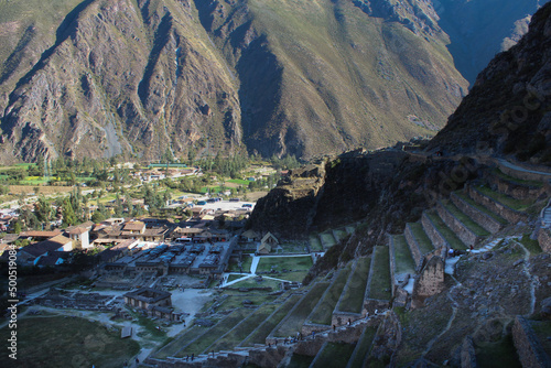 Vista das ruinas incas e cidade de Olantaytambo, vale sagrado inca photo