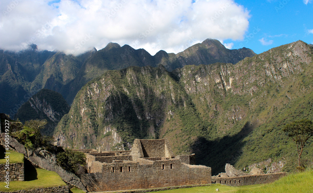 Vista parcial das ruinas de Machu Picchu e montanhas próximas.