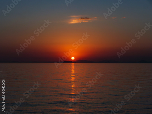 瀬戸内海の島陰に沈む夕日、横構図 