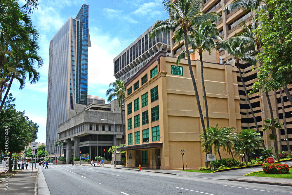 Obraz premium Street view of historic buildings in the business district of downtown Honolulu on Oahu, Hawaii