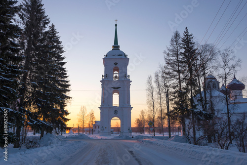 Canvas Ancient bell tower against the backdrop of a winter dawn