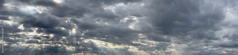 Eine Wolke besteht aus Aerosol, einer Ansammlung fein disperser Teilchen im Gasgemisch der Luft (nicht bloß Wasserdampf; dieser ist ein Gas und genauso unsichtbar wie die restliche Luft). Wolkenfront