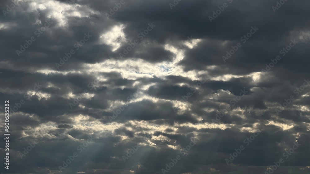 Fototapeta premium Dunkle Wolken kündigen einen Regen an und ziehen sich dafür zusammen. Sie bilden eine Wolkenfront und kurz darauf regnet es. In diesem Fall wurde es ein sehr starker Regen. Wetterfront, regnerisch