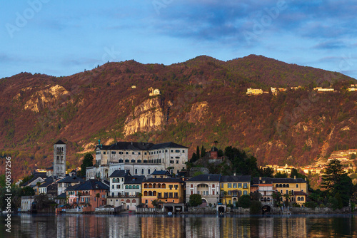 Isola di San Giulio con Santuario della Madonna del Sasso sullo sfondo