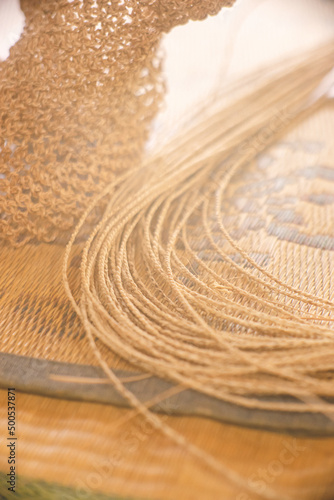 沖縄県の離島宮古島に自生する植物の繊維から伝統的な手法でカゴバッグなどを編んでいく工程