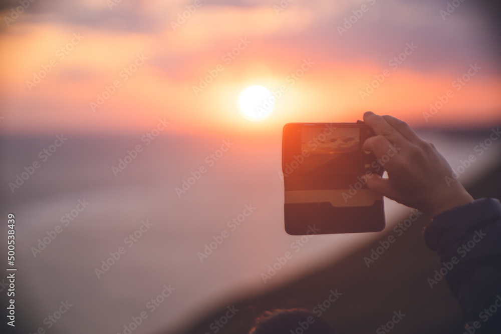 Fototapeta premium 沖縄県の離島宮古島サンライズスポットから元旦の朝日を眺める人々