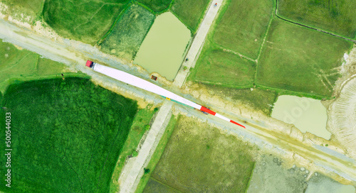 Schilderij op canvas Oversize Load - A turbine blade for a wind turbine being transported to the cons