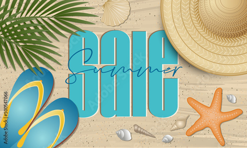 Affiche publicitaire pour les soldes d’été avec des éléments décoratif sur sur le thème de la plage et une typographie originale en relief.