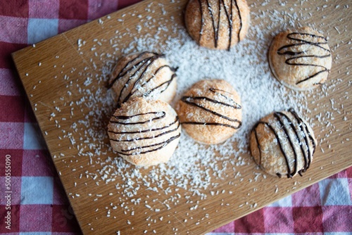 Kokosmakronen auf Holzbrett