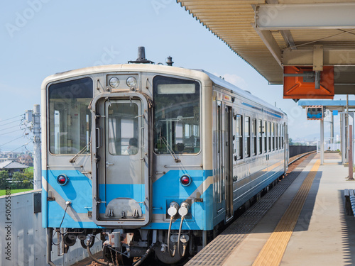 愛媛県伊予市の向原駅に入ってきた列車
