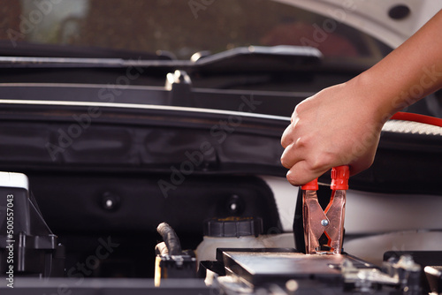 Check the car battery pot before traveling.