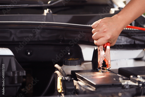 Check the car battery pot before traveling.