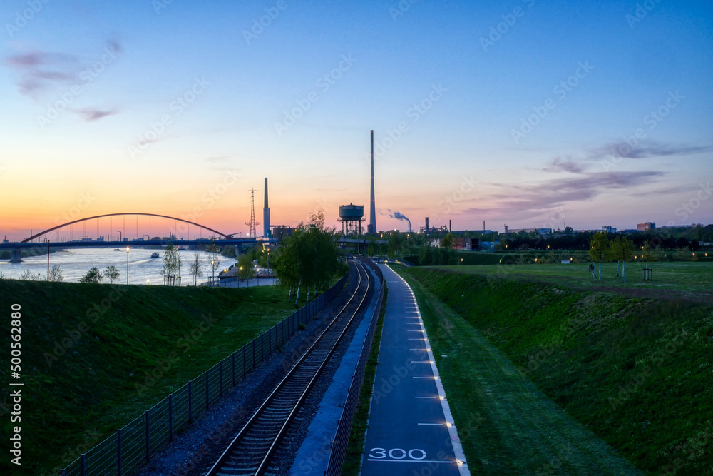 Blick über den Rheinpark in Duisburg Hochfeld bei Sonnenuntergang