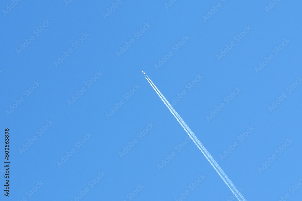 青空に真っ直ぐ伸びた飛行機雲の風景5 青空に真っ直ぐ伸びた飛行機雲の風景5